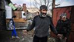 FARVEL. En armensk familie i Nagorno-Karabakh pakker sine ejendele og forlader deres hus byen Kalbajar, der i medfør af en ny fredsaftale overgår til Aserbajdsjans kontrol.  Foto: Alexander Nemenov/Ritzau Scanpix