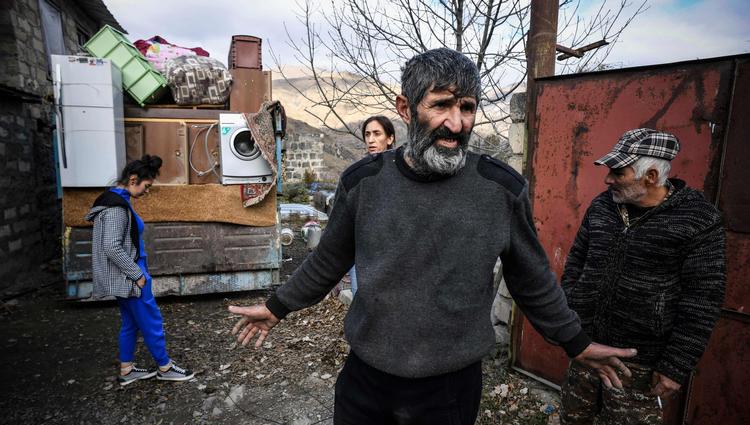 FARVEL. En armensk familie i Nagorno-Karabakh pakker sine ejendele og forlader deres hus byen Kalbajar, der i medfør af en ny fredsaftale overgår til Aserbajdsjans kontrol.  Foto: Alexander Nemenov/Ritzau Scanpix