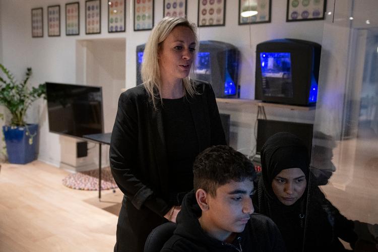 Sarah Falster hjælper de unge på Nørrebro med stort og småt via sit arbejde i Gadepulsen. Her er hun i gang med at støtte to unge med deres lektier.   Foto: Janus Engel/FREELANCE