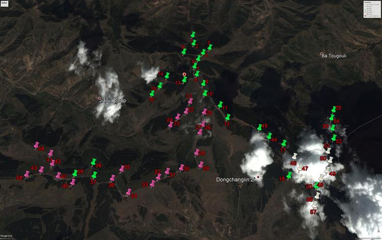 dokumentation. Politiken har gennemgået historiske satellitfotos af det område, hvor Longyuan først påstod, at de havde bygget Danmarks vindmøller. Satellitfotoet er fra 26. august 2009. Det var syv måneder tidligere, end Longyuan påstod, de begyndte at bygge vindmøllerne. Vindmøller, som allerede er oprejst, er markeret med en grøn knappenål. Vindmøller, som er ved at blive oprejst, er markeret med en lyserød knappenål. Vindmøller, som er dækket af skyer, men fremgår af seneres fotos, er markeret med hvid knappenål. Foto: Google Earth 