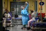 På blot en måned er antallet af nye smittede mere end syvdoblet. Der er nu over 600.000 coronapositive i Italien, hvilket på dette sygehus i Lodi har betydet, at patienter må ligge på gangene.  Foto: Flavio Lo Scalzo/Ritzau Scanpix