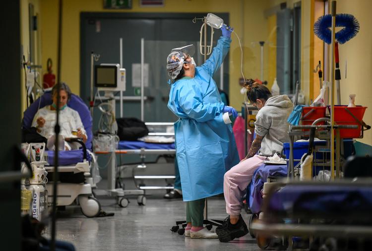 På blot en måned er antallet af nye smittede mere end syvdoblet. Der er nu over 600.000 coronapositive i Italien, hvilket på dette sygehus i Lodi har betydet, at patienter må ligge på gangene.  Foto: Flavio Lo Scalzo/Ritzau Scanpix
