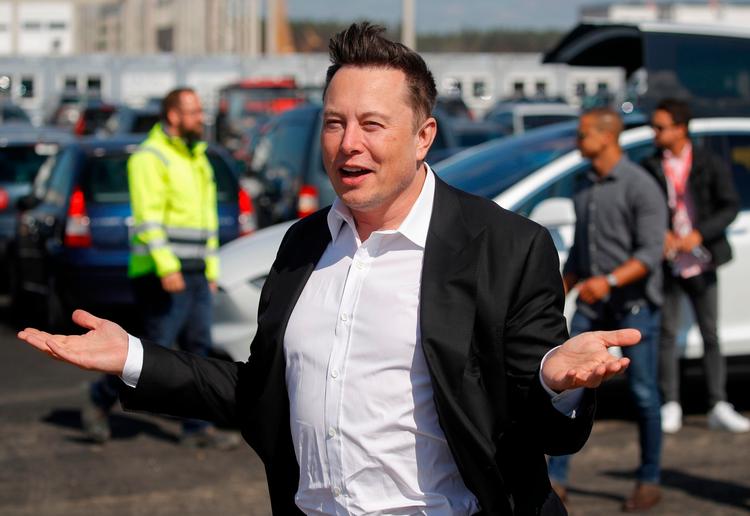 Her optræder Elon Musk foran fans på Tesla-byggepladsen i Grünheide i september. Forleden skrev han på Twitter, at han var testet positiv for corona, men har svært ved at tro på resultatet. Foto: Odd Andersen/Ritzau Scanpix