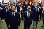 Alvin Yeung Ngok-kiu, Kwok Ka-ki, Kenneth Leung and Dennis Kwok blev onsdag fjernet fra den lovgivende forsamling i Hongkong. Foto: Tyrone Siu/Ritzau Scanpix