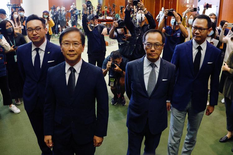 Alvin Yeung Ngok-kiu, Kwok Ka-ki, Kenneth Leung and Dennis Kwok blev onsdag fjernet fra den lovgivende forsamling i Hongkong. Foto: Tyrone Siu/Ritzau Scanpix
