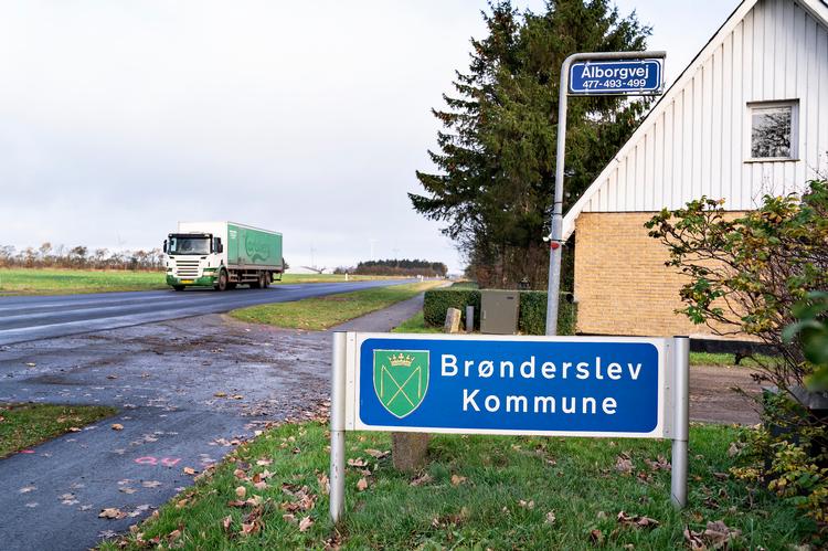 Her går grænsen mellem Brønderslev og Aalborg Kommune. Kun personer med kritiske funktioner må krydse grænsen. Foto: Henning Bagger/Ritzau Scanpix