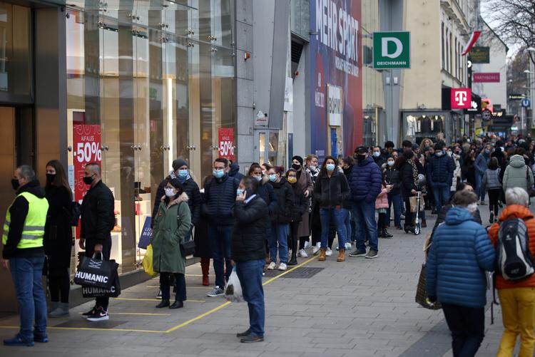 Folk i kø foran butikker i Wien gør klar til at købe ind, før Østrig lukker ned.  Foto: Lisi Niesner/Ritzau Scanpix