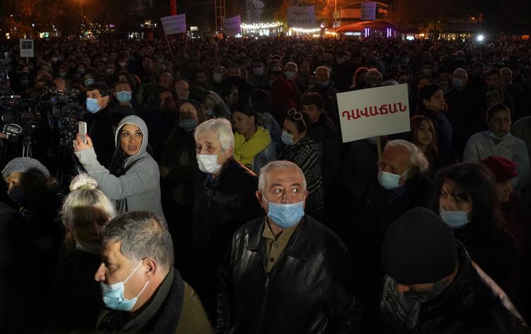 Der var demonstrationer i Armeniens hovedstad, Jerevan, lørdag i protest mod den våbenhvileaftale, som premierminister Nikol Pasjinian har indgået med Aserbajdsjan.  Foto: Artem Mikryukov/Ritzau Scanpix