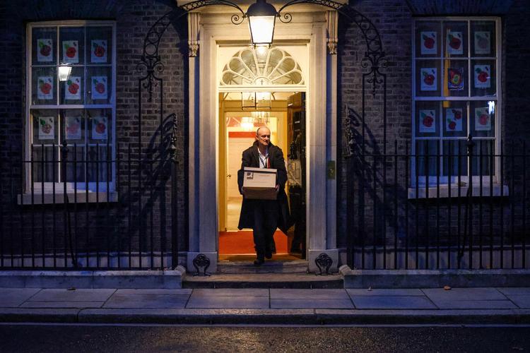   Han tog fordøren.  Boris Johnsons toprådgiver tog demonstrativt fordøren, da han efter et opgør med Johnson blev bedt om samle sine ting og forlade Downing Street No. 10.
 Foto: Henry Nicholls/Ritzau Scanpix