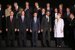 Dansk Anders Fogh Rasmussen (forrest i midten) fik hjælp af amerikanske Barack Obama (til højre for Fogh på fotoet), da Fogh fik Nato-toppost. Obama overtalte ifølge sig selv den tyrkiske premierminister Erdogan (to pladser til venstre for Fogh) . 
Her er de fotograferet i 2014. Foto: Peter Macdiarmid/Ritzau Scanpix