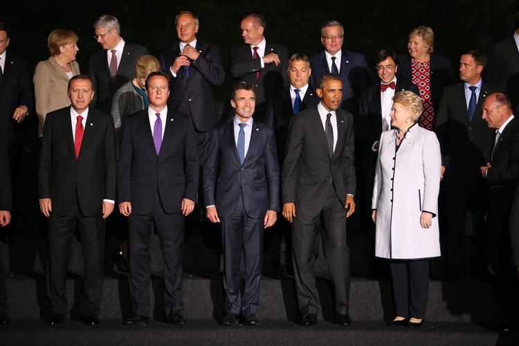 Dansk Anders Fogh Rasmussen (forrest i midten) fik hjælp af amerikanske Barack Obama (til højre for Fogh på fotoet), da Fogh fik Nato-toppost. Obama overtalte ifølge sig selv den tyrkiske premierminister Erdogan (to pladser til venstre for Fogh) . 
Her er de fotograferet i 2014. Foto: Peter Macdiarmid/Ritzau Scanpix