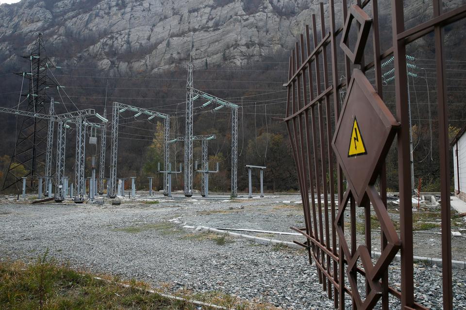 En transformerstation står ødelagt tilbage efter at være gjort ubrugelig for de fremrykkende aserbadjanere. Foto: Stringer/Ritzau Scanpix