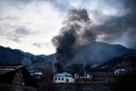 Her er det en ejendom i Kalbajar, der er i flammer. Foto: Alexander Nemenov/Ritzau Scanpix