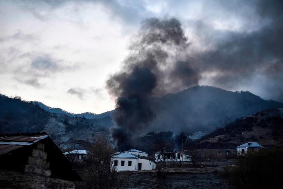 Her er det en ejendom i Kalbajar, der er i flammer. Foto: Alexander Nemenov/Ritzau Scanpix