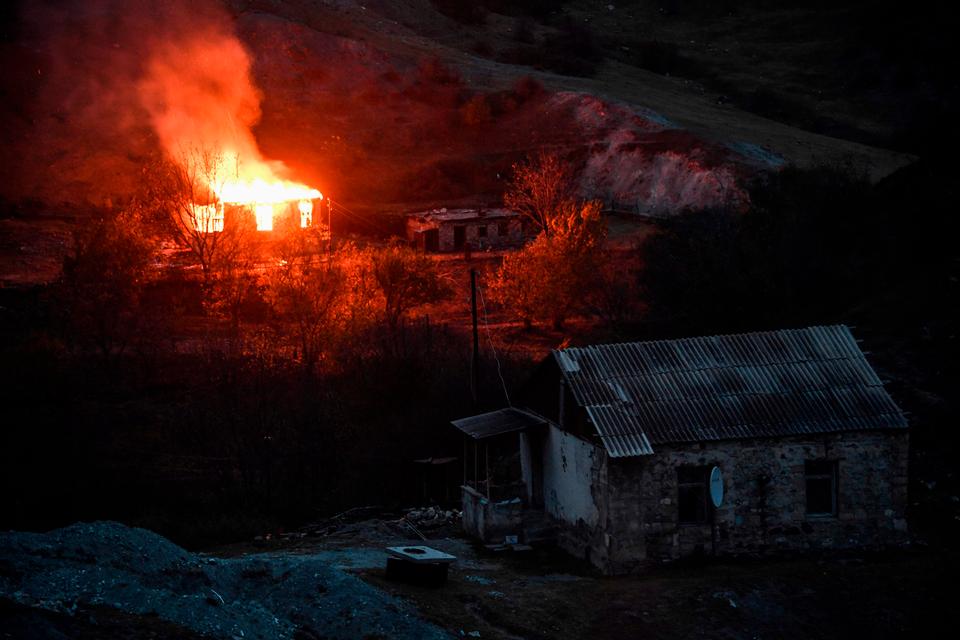 Det bliver den brændte jord, aserbadjanerne overtager. Mange armenere har sat ild til de huse, de er tvunget på flugt fra. Foto: Alexander Nemenov/Ritzau Scanpix