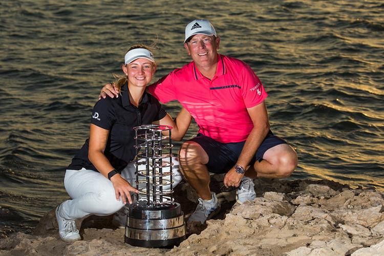 Emily Kristine Pedersen med sin rutinerede caddie, Mike Paterson, der hjalp til med at holde humøret oppe efter en dobbeltbogey på søndagens finalerunde. 