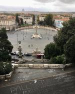Man kan ikke tale om trængsel på Piazza del Popolo, Folkets Plads, i øjeblikket. Foto: Esther Wellejus