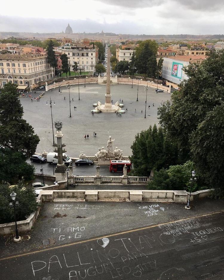 Man kan ikke tale om trængsel på Piazza del Popolo, Folkets Plads, i øjeblikket. Foto: Esther Wellejus