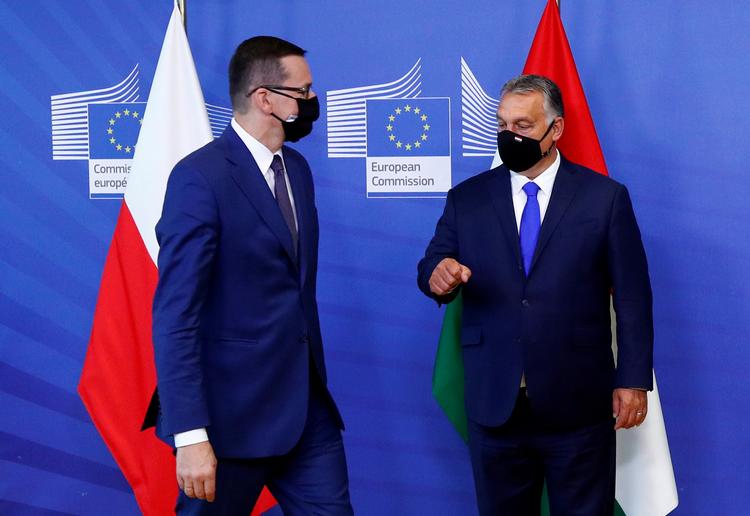 Vi gjorde det! Polens premierminister Mateusz Morawiecki og Ungarns Viktor Orban har længe truet med at nedlægge veto mod EU's budget. Nu har de gjort det. 
REUTERS/Francois Lenoir/Pool/File Photo Foto: Francois Lenoir/Ritzau Scanpix