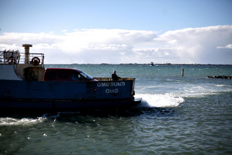 Omø ligger en times sejlads fra Stigsnæs på Sjælland. Den foreslåede havvindmøllepark er planlagt til placering syd for den lille ø. Foto: Jonathan Bjerg Møller/POLFOTO