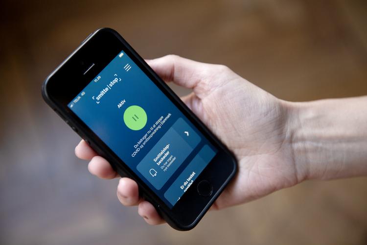 Flere data fra Smittestop-appen kunne redde liv og erstatte nedlukninger og forsamlingsforbud. Men R og V vil ikke give køb på databeskyttelsen.    Foto: Thomas Borberg/POLFOTO