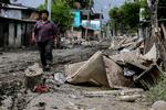  En mand går langs en vej, der er raseret af orkanen Iota   A man walks along a damaged street after the passage of Hurricane Eta in La Lima, Cortes, Honduras, on November 16, 2020 as Hurricane Iota - - upgraded to Category 5 - - moves over the Caribbean towards the Nicaragua-Honduras border. - Hurricane Iota strengthened into a "catastrophic" Category 5 hurricane and was set to slam into Central America late Monday, threatening areas devastated by a powerful storm just two weeks ago, the US National Hurricane Center (NHC) warned. (Photo by Wendell ESCOTO / AFP)   Foto: Wendell Escoto/Ritzau Scanpix