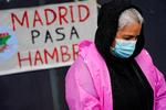    Madrid lever med sulten, står der på skiltet, en spansk demonstrant holdt fredag i Madrid. I flere europæiske lande klarer millioner af borgere sig udelukkende takket være hjælp fra private organisationer, mens deres regeringer ikke kan klare opgaven.  Foto: Juan Medina/Ritzau Scanpix