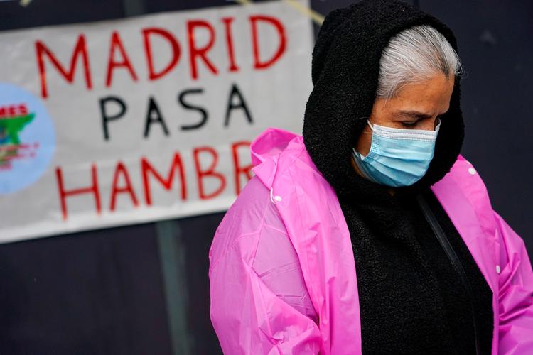    Madrid lever med sulten, står der på skiltet, en spansk demonstrant holdt fredag i Madrid. I flere europæiske lande klarer millioner af borgere sig udelukkende takket være hjælp fra private organisationer, mens deres regeringer ikke kan klare opgaven.  Foto: Juan Medina/Ritzau Scanpix