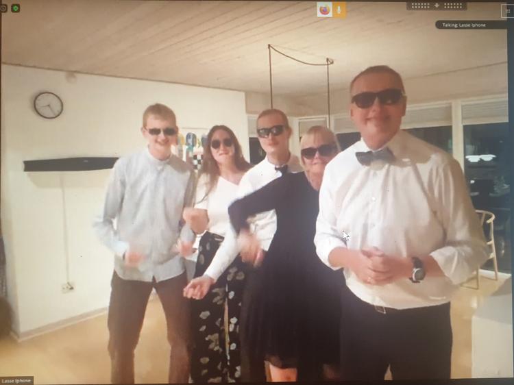 Direktør Lasse Iversen Hansen og familien optrådte til julefesten med en sang, som direktøren havde skrevet til lejligheden. Det var afgjort aftenens højdepunkt, mener en af festen deltagere. 