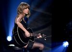 Taylor Swift har længe kæmpet for at få rettighederne til sin egen musik, men nu er de i stedet solgt til en kapitalfond for knap 2 mia. kroner.  Foto: Pm Br Bs/John Shearer/Invision/AP