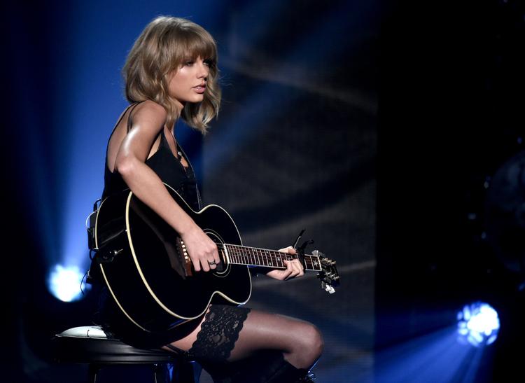 Taylor Swift har længe kæmpet for at få rettighederne til sin egen musik, men nu er de i stedet solgt til en kapitalfond for knap 2 mia. kroner.  Foto: Pm Br Bs/John Shearer/Invision/AP