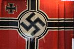 Alt virker meget stærkere i farver.  Mere virkeligt, mere nærværende, også mere truende. Som eksempelvis de nazistiske symboler. Foto: Jens Dresling/POLFOTO