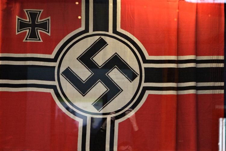Alt virker meget stærkere i farver.  Mere virkeligt, mere nærværende, også mere truende. Som eksempelvis de nazistiske symboler. Foto: Jens Dresling/POLFOTO