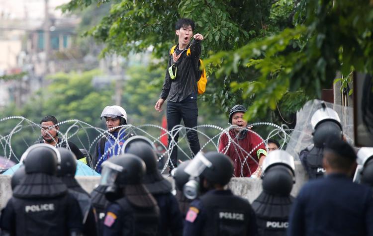 Der har været voldsomme sammenstød mellem prodemokratiske demonstranter og politiet i Thailands hovedstad i dag. Demonstranterne har i flere uger krævet, at militærregeringen går af.  Foto: Soe Zeya Tun/Ritzau Scanpix