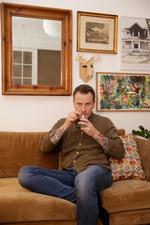 Markus Grigo forestiller sig, at der opstår flere coronasituationer juleaften, hvor han og familien tænker: »Gud, det har vi slet ikke tænkt over«. Det fortæller bagedystdommeren, som længes efter at leve et almindeligt liv igen, og som altid kommer i julestemning af sin hjemmelavede glühwein.  Foto: Jesper Houborg/POLFOTO