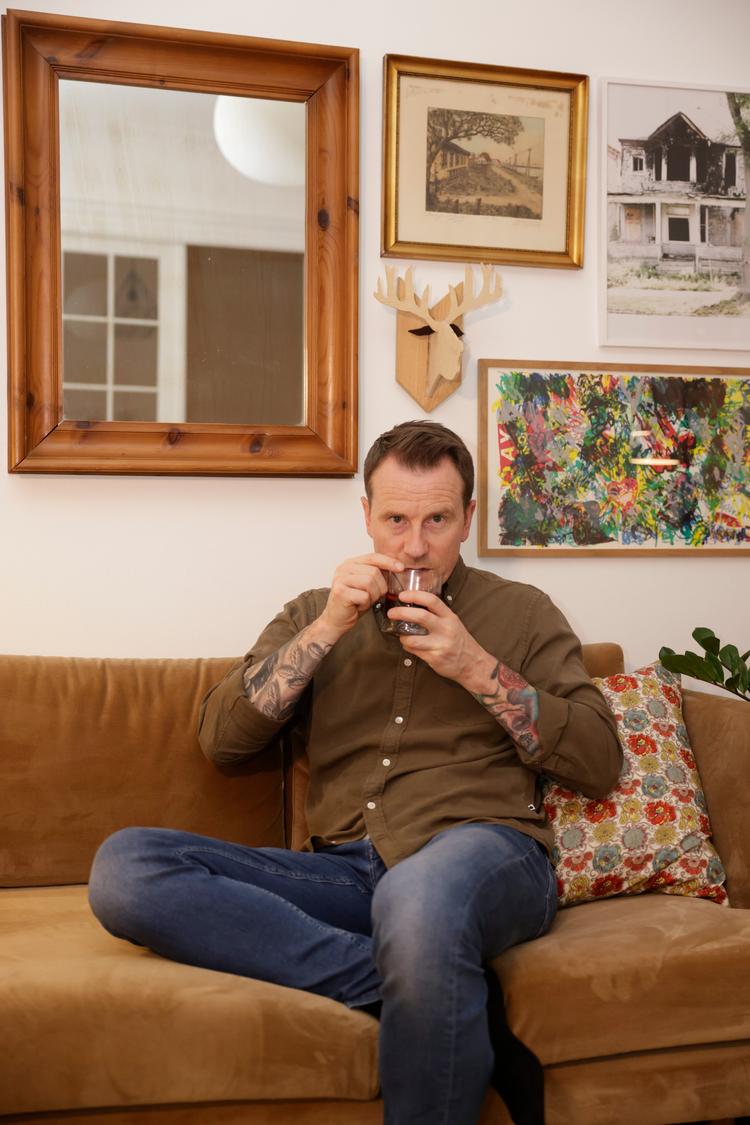 Markus Grigo forestiller sig, at der opstår flere coronasituationer juleaften, hvor han og familien tænker: »Gud, det har vi slet ikke tænkt over«. Det fortæller bagedystdommeren, som længes efter at leve et almindeligt liv igen, og som altid kommer i julestemning af sin hjemmelavede glühwein.  Foto: Jesper Houborg/POLFOTO