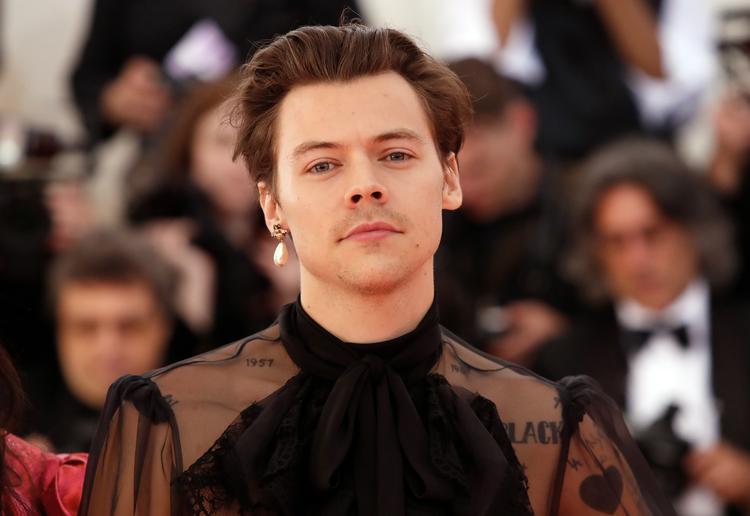 Harry Styles optræder på forsiden af det seneste nummer af Vogue i en kjole, hvilket har udløst kritik fra konservative kommentatorer.  Foto: Andrew Kelly/Ritzau Scanpix