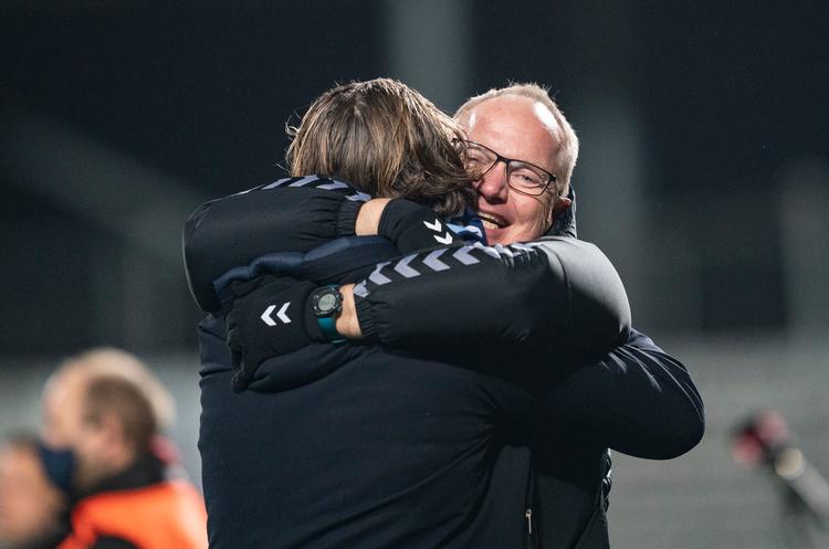 SønderjyskE-cheftræner Glen Riddersholm var lykkelig, da hans hold senest vandt 3-0 ude over Horsens, men søndagens opgave i Odense kan godt vise sig at blive noget vanskeligere.  Foto: Claus Fisker/Ritzau Scanpix