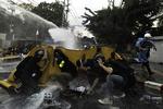 Den politiske konflikt i Thailand har varet i fire måneder, men tirsdag kom det til de hidtil mest alvorlige sammenstød mellem politi og demonstranter. Foto: Claus Blok Thomsen