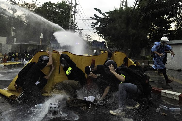 Den politiske konflikt i Thailand har varet i fire måneder, men tirsdag kom det til de hidtil mest alvorlige sammenstød mellem politi og demonstranter. Foto: Claus Blok Thomsen
