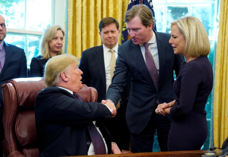 Præsident Trump og Chris Krebs, mens d stadig var gode venner. Foto: Jonathan Ernst/Ritzau Scanpix
