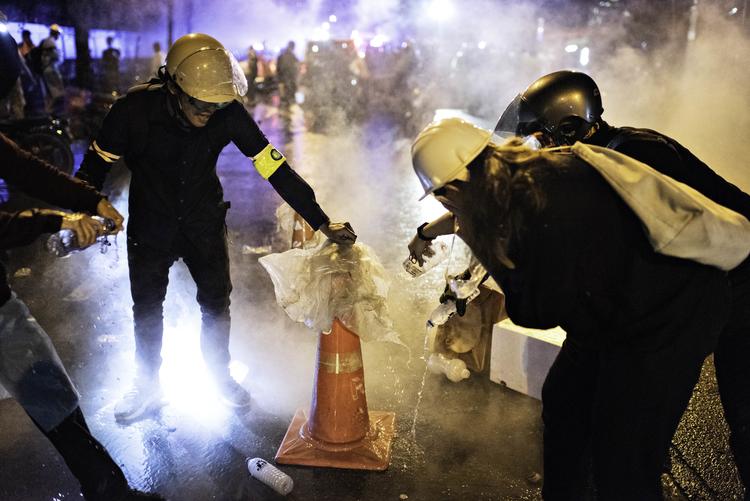 Demonstranter forsøgte at neutralisere patroner med tåregas ved at komme trafikkegler over dem. Det er et trick, de har lært af demonstranterne i Hongkong. Foto: Claus Blok Thomsen