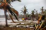 Folk går ved kysten, der er raseret af stormen Iota i Bilwi, Puerto Cabezas, Nicaragua. Mindst ni mennesker er dræbt og massevis af hjem og veje er ødelagte. Foto: Str/Ritzau Scanpix