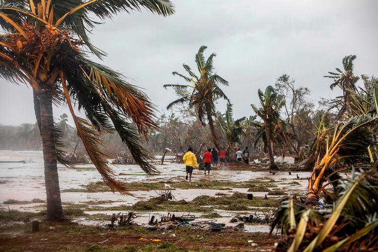 Folk går ved kysten, der er raseret af stormen Iota i Bilwi, Puerto Cabezas, Nicaragua. Mindst ni mennesker er dræbt og massevis af hjem og veje er ødelagte. Foto: Str/Ritzau Scanpix