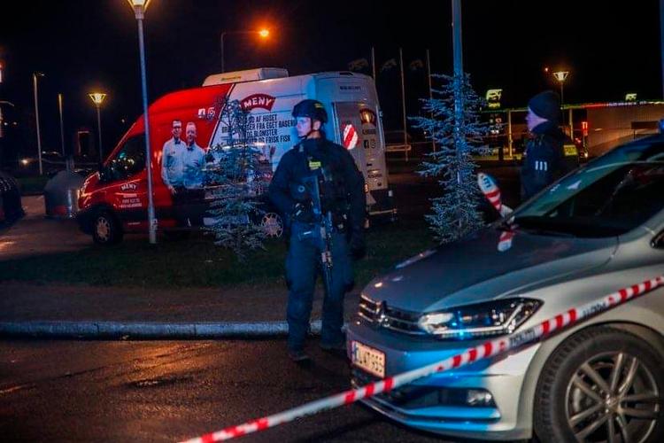 Politiet var massivt til stede efter et skyderi på Nørre Allé i Kalundborg, tirsdag aften den 17. november 2020. Tre personer blev ramt af skud, og to er afgået ved døden.  Foto: Presse-fotos.dk/Ritzau Scanpix