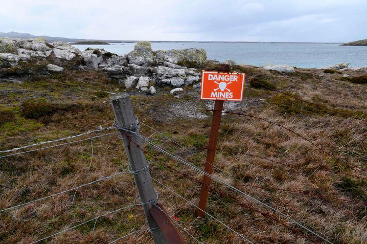 Skilte som dette har advaret de lokale mod at forvilde sig ind på områder, hvor de argentinske besættelsesstyrker havde efterladt minefelter. Foto: Pablo Porciuncula Brune/Ritzau Scanpix