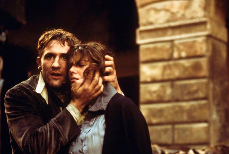 Gérard Depardieu som landarbejderhelten Olmo og Stefania Sandrelli som hans kone og kammerat Anita i Bertoluccis epos '1900'.  Foto: Paramount/af Archive/mary Evans/Ritzau Scanpix