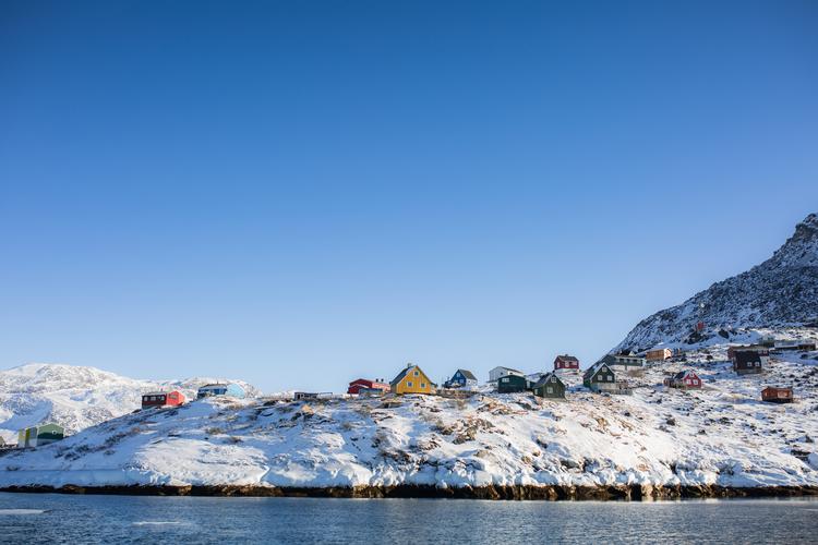 Lokale bådoperatører giver mulighed for, at turister kan opleve den fascinerende fjord og ikke mindst den lille bygd Kapisillit, når de besøger Grønland. Foto: Aningaaq R. Carlsen/VisitGreenland
