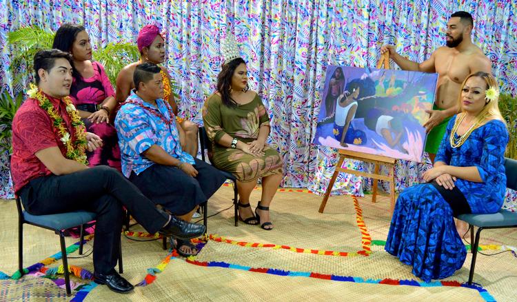 Det er en del af kolonihistorien, at europæerne og missionærerne udgrænsede måder at leve på, der transcenderer det vestlige og normative mor-far-børn-regime. Blandt andet det peger kunstner Yuki Kihara på med sit værk 'First Impressions', som er kommissioneret til udstillingen af Glyptoteket. Foto: © Courtesy of Yuki Kihara, the Fine Arts Museums of San Francisco, the Ny Carlsberg Glyptotek, Copenhagen and Milford Galle