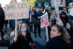Fjern maskerne, står der på skiltet under en demonstration i Nice. Polemikken om masker er med til at fremme konspirationsteorierne i Frankrig. Foto: Valery Hache/Ritzau Scanpix